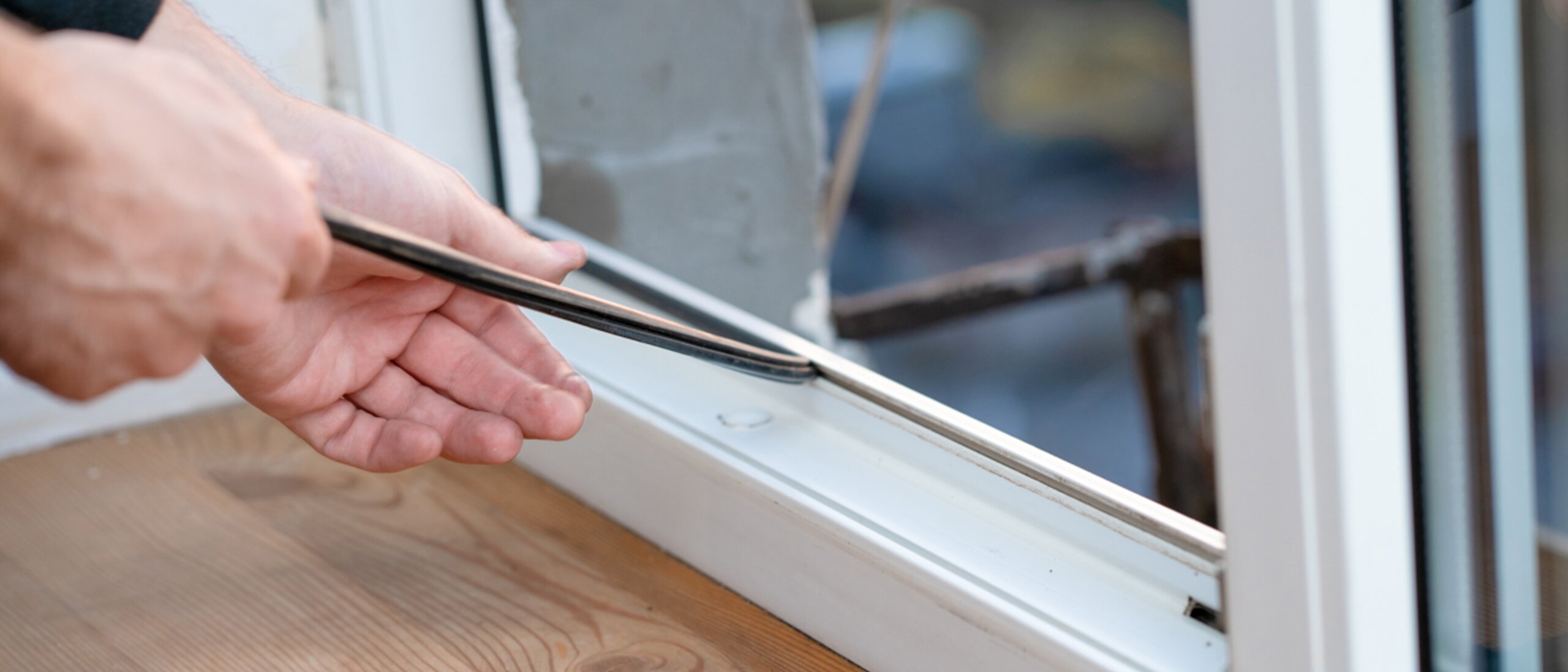 Dichtung eines Fensters die abgezogen wird.
