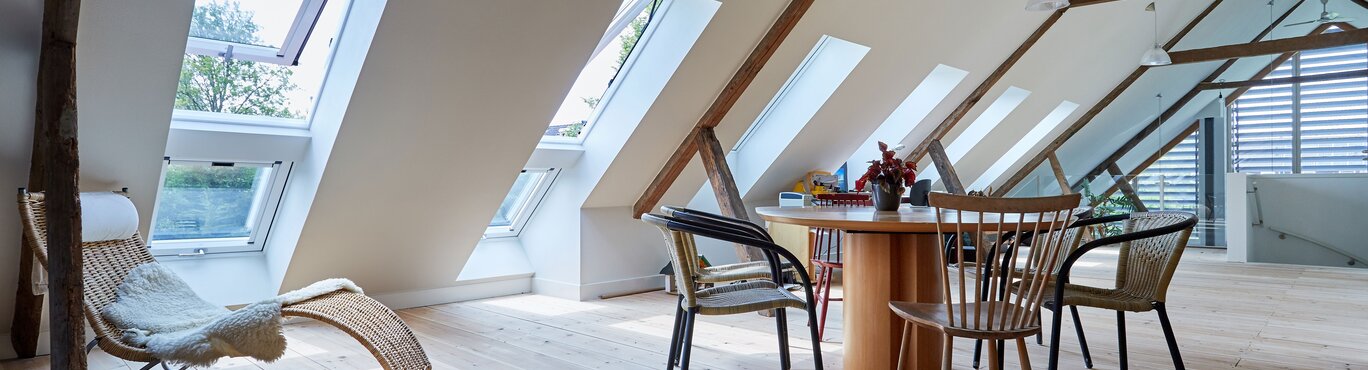 Dachgeschoss mit vielen Dachfenstern. Die Dachfenster haben jeweils immer ein kleineres Dachfenster darunter.