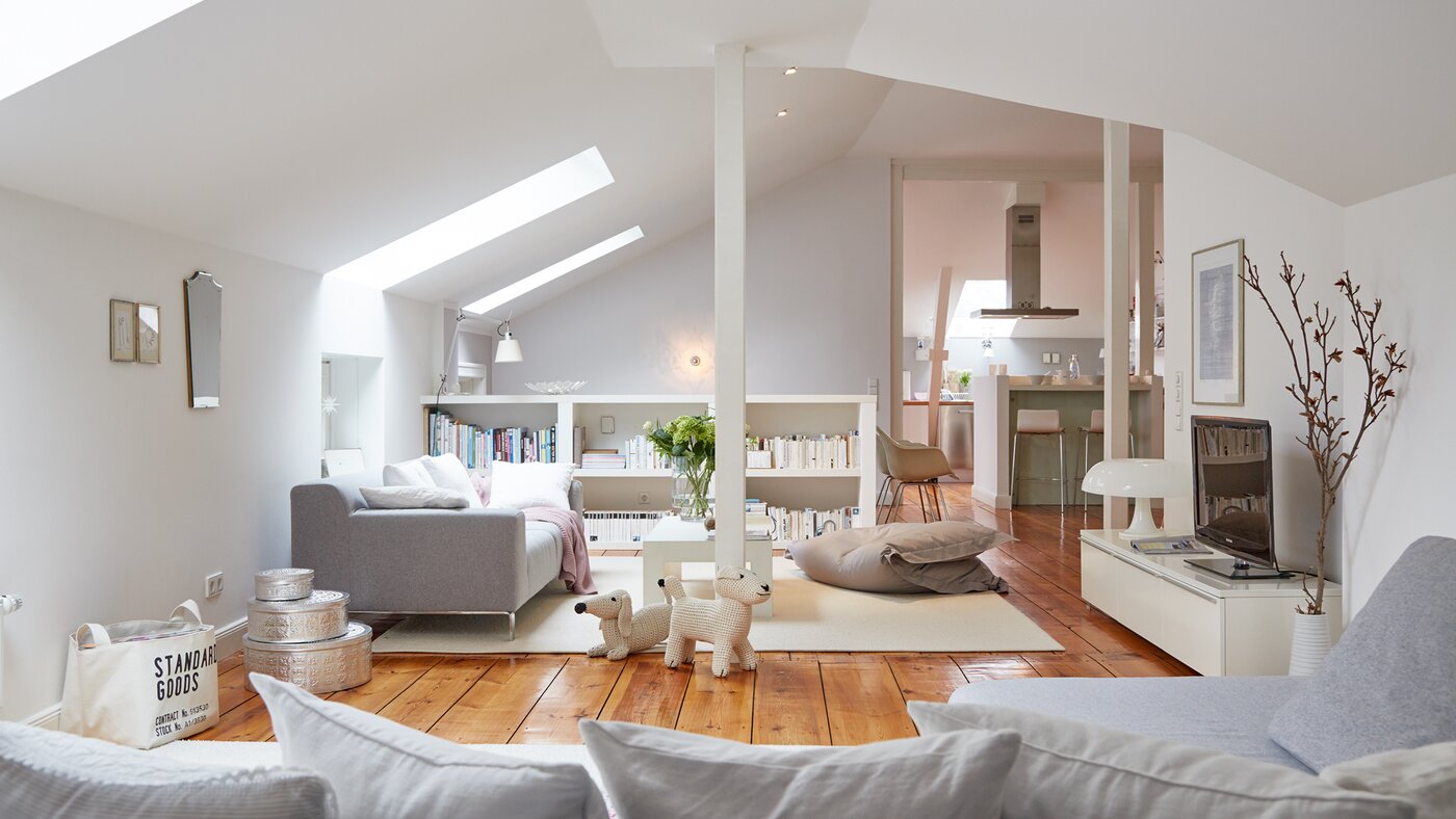 Ein Wohnzimmer mit mehreren Dachfenstern.