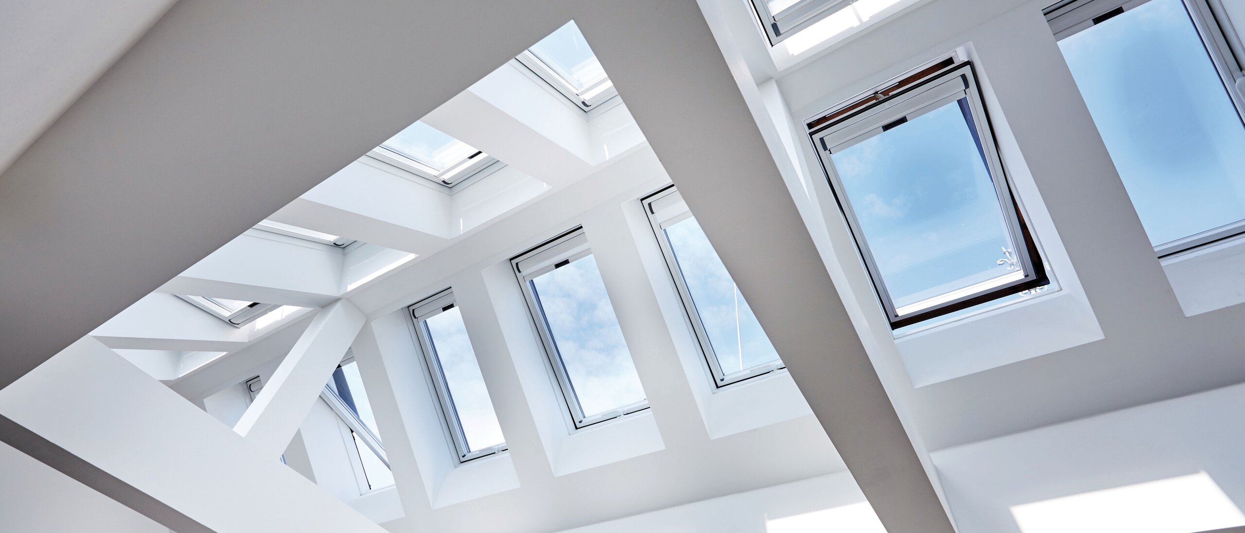 Kleine Dachfenster von innen und unten Fotografiert.