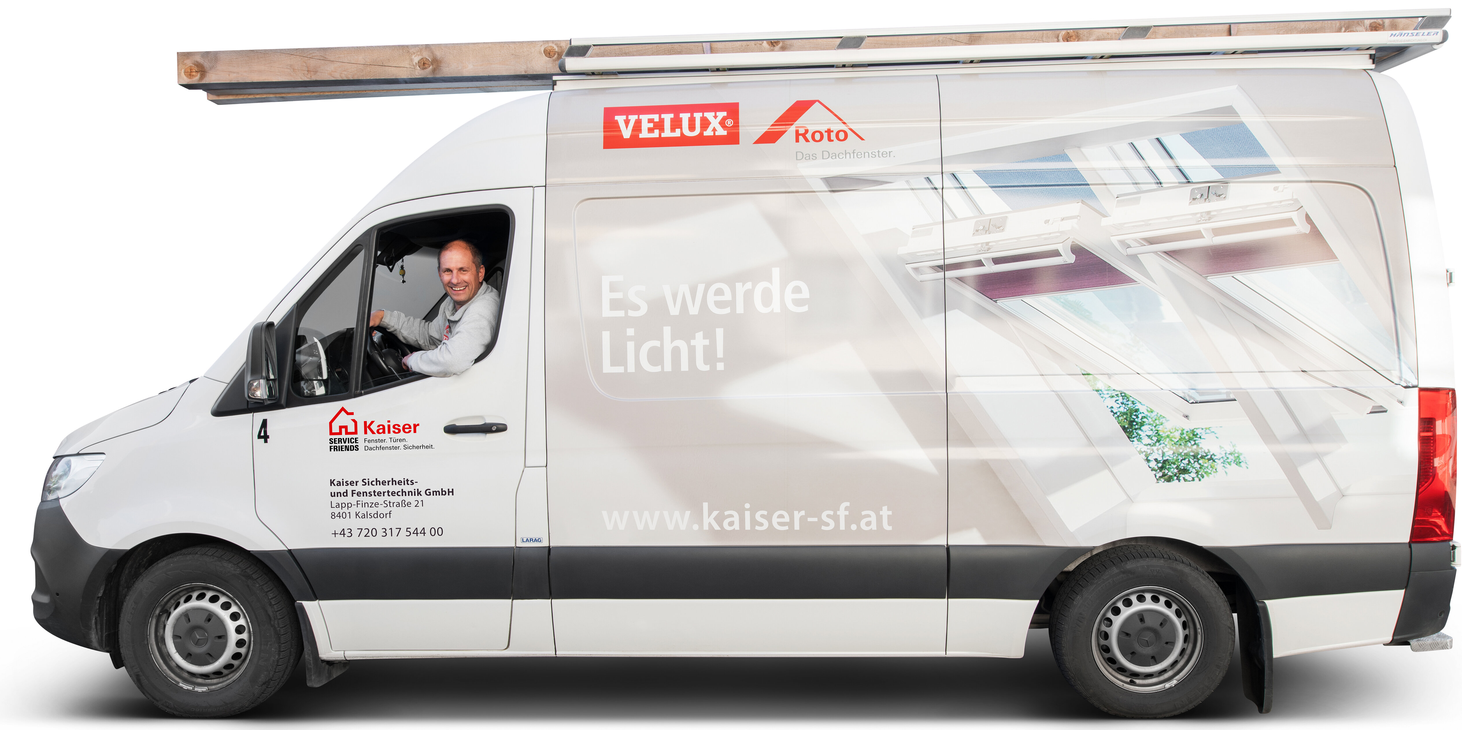 Ein kleiner Transporter mit einem Mann am Lenkrad der Lächelnd aus dem Fenster schaut. Auf dem Transporter ist Werbung mit: Service Friends, Roto und Velux.