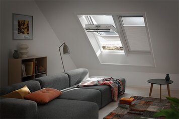 Ein Raum mit Dachfenstern mit Innenrollläden, die verschiedene Verdunkelungsstufen haben.