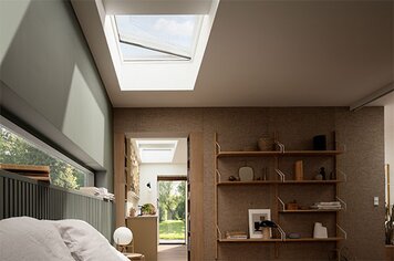 Wohnung mit Seiten und Deckenfenstern die mit einem Insektenschutz ausgestattet sind. 